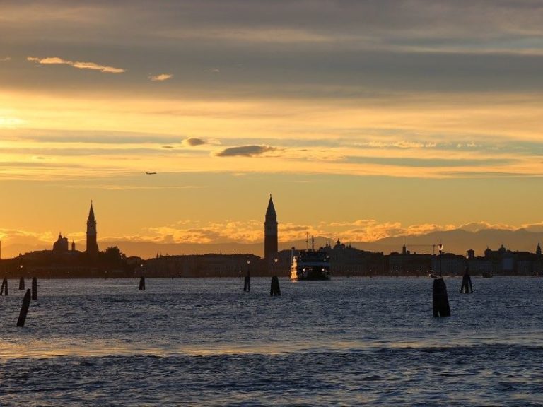 Cena in barca a Venezia